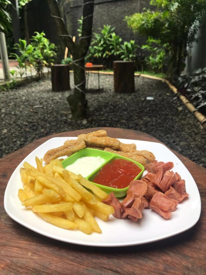 Aqilakost N Cafe Gadog Puncak Hotel Bogor Kültér fotó